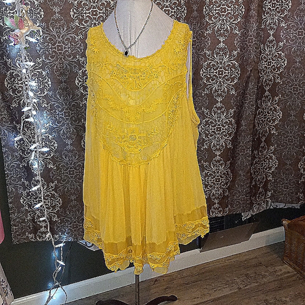 Hand embellished brocade lace front lined tank top